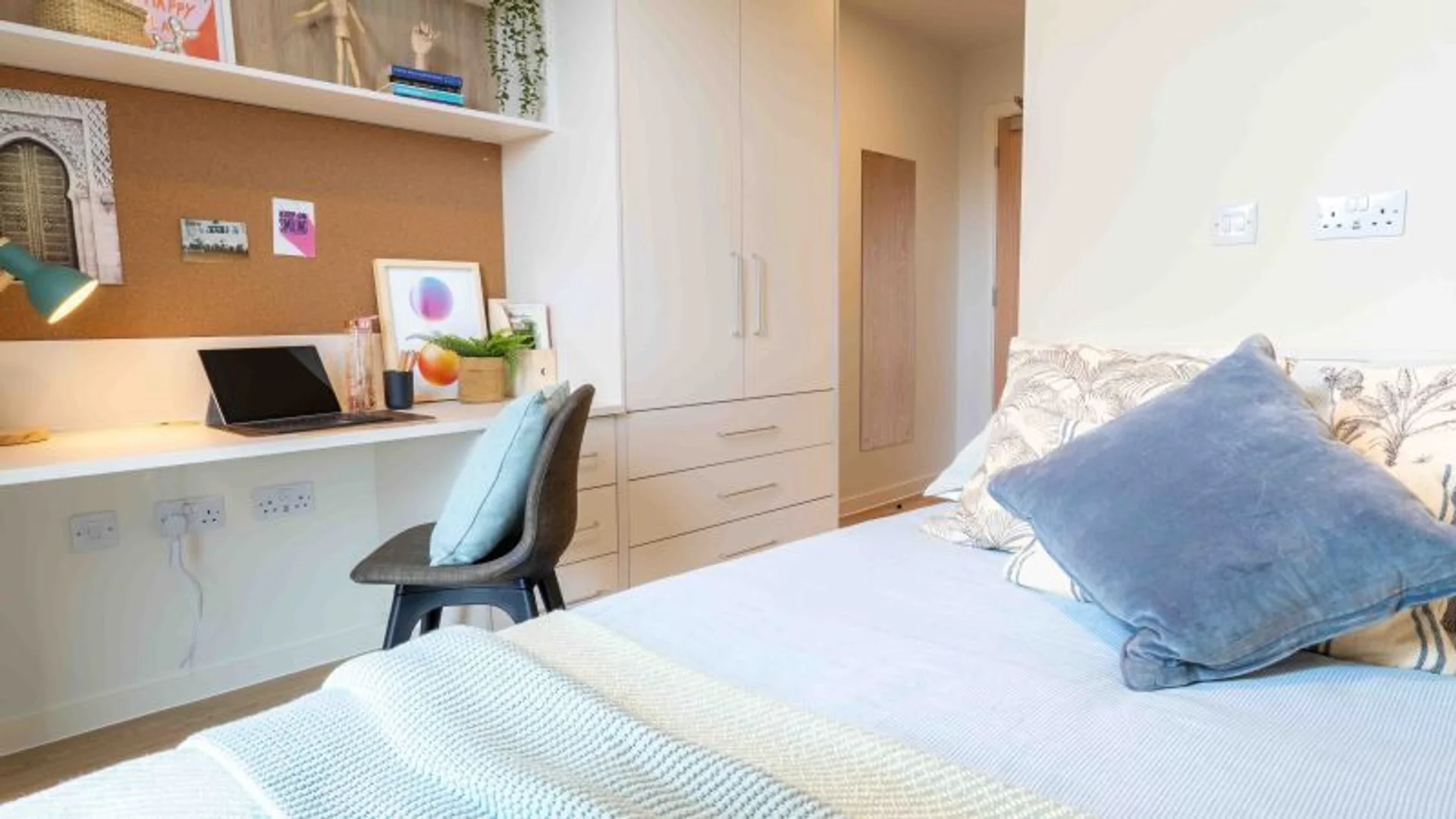 Chambre conviviale pour les étudiants dans  avec des équipements modernes