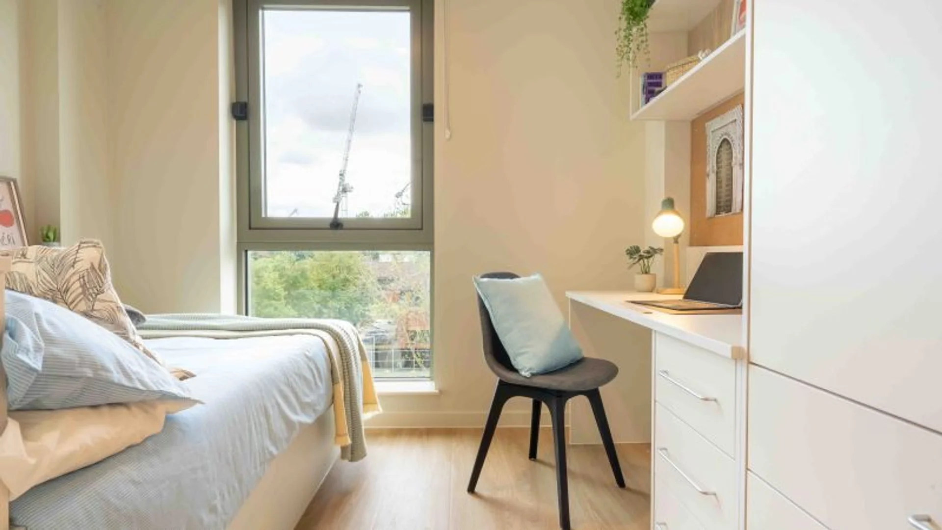 Chambre confortable pour étudiants disponible dans 
