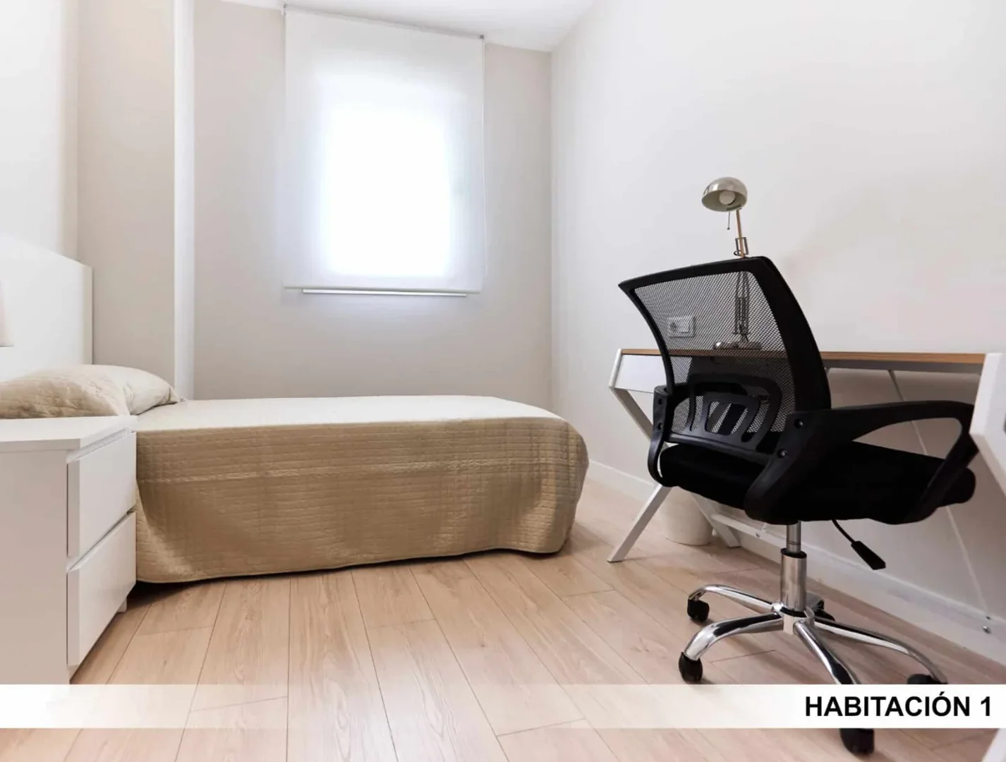 Habitación en apartamento estudiantil en alquiler en , completamente amueblado