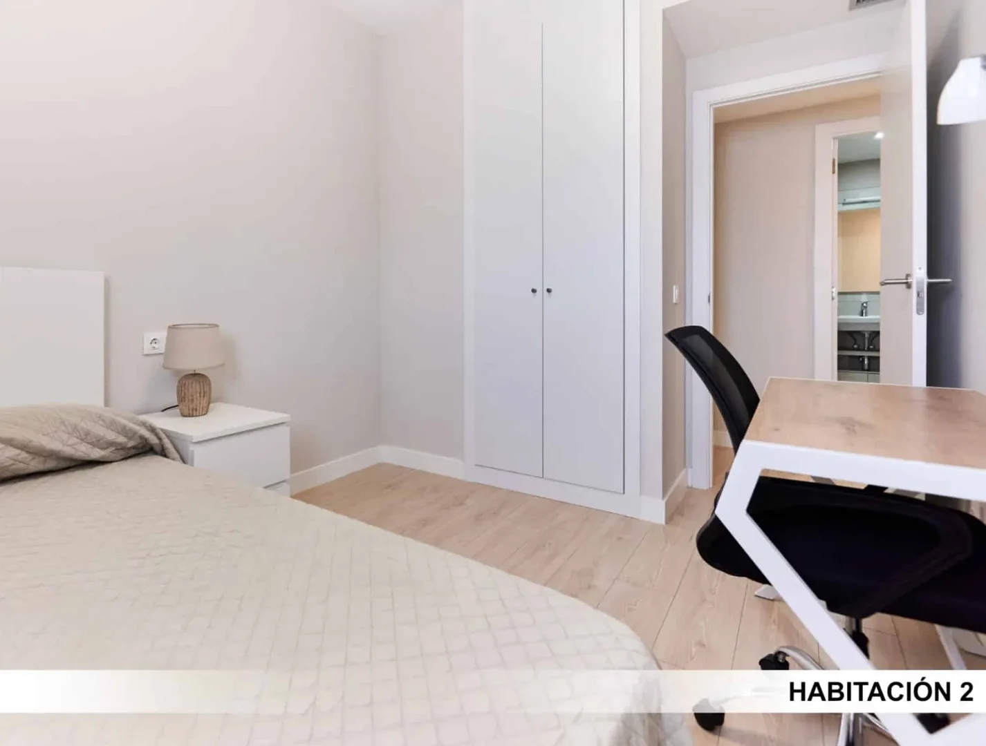 Habitación para estudiantes en  con área de estudio y facilidades compartidas