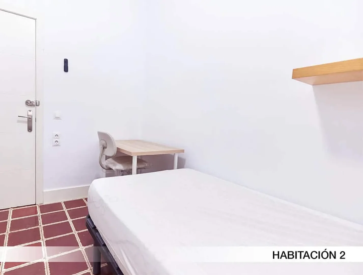 Habitación estudiantil luminosa y aireada con fácil acceso a la universidad en 