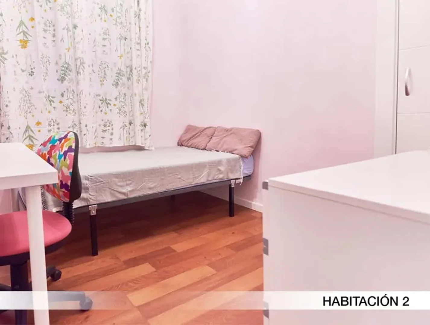 Quarto para alugar em apartamento de estudantes em , totalmente mobilado