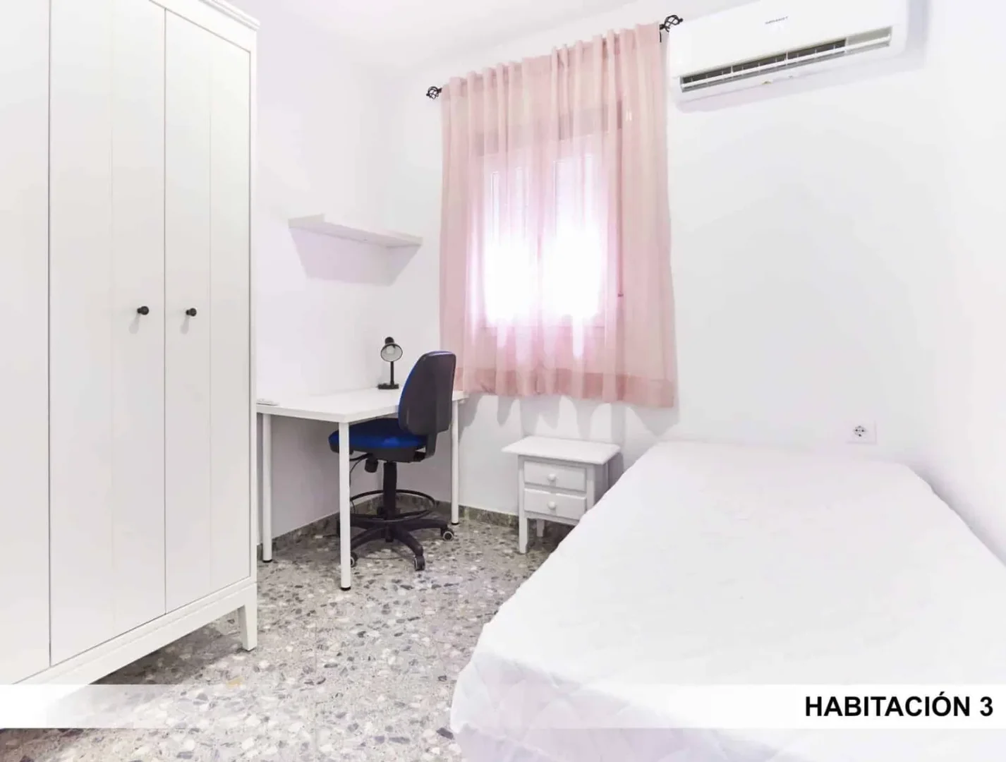 Habitación estudiantil económica con ubicación conveniente en 