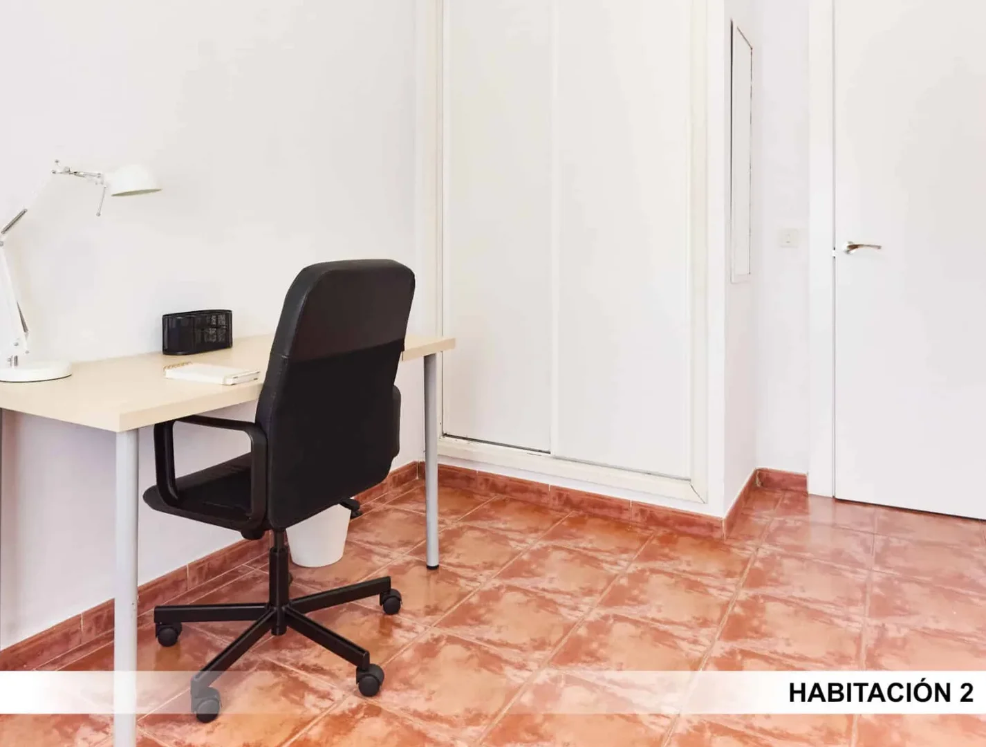 Quarto acessível para estudantes com iluminação ampla em 