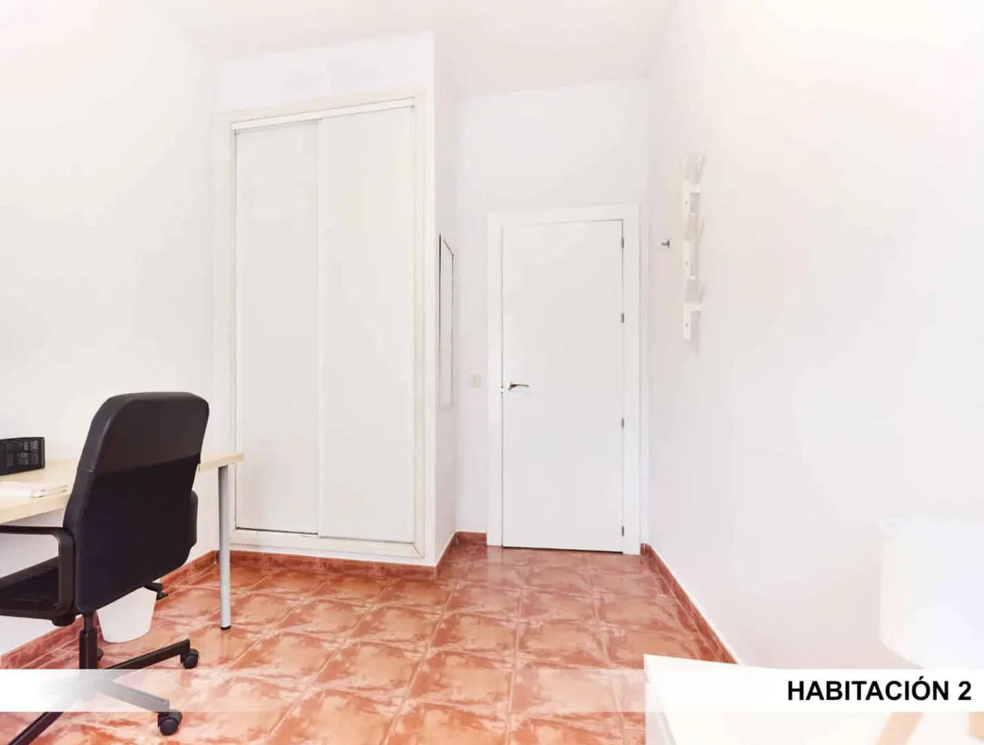 Quarto de estudante confortável e espaçoso em 
