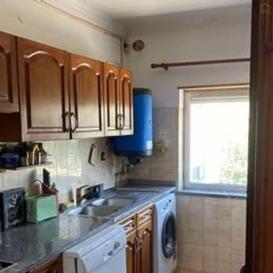 'da öğrenciler için yeterli aydınlatmaya sahip uygun fiyatlı oda