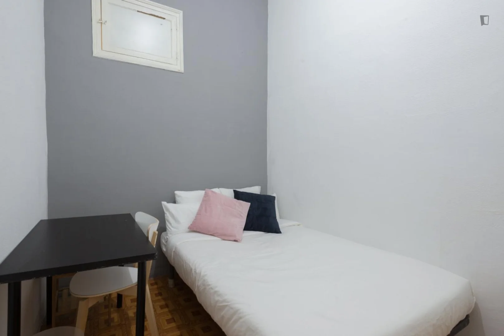 Chambre d'étudiant lumineuse et aérée avec accès facile à l'université dans 