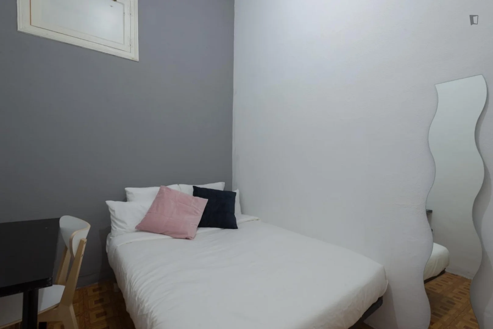 Chambre d'étudiant économique avec emplacement pratique dans 