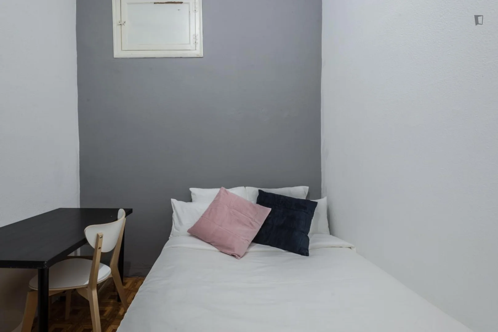 Chambre confortable pour étudiants disponible dans 