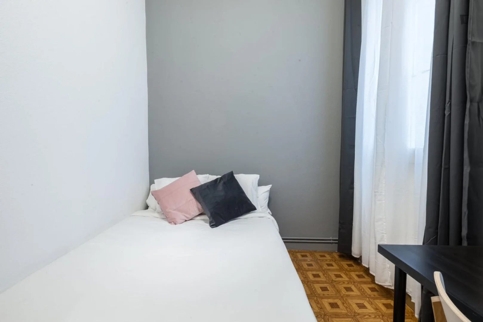 Chambre d'étudiant lumineuse et aérée avec accès facile à l'université dans 