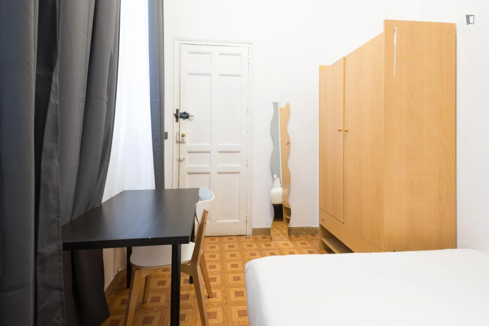 Chambre abordable pour les étudiants avec un bon éclairage dans 