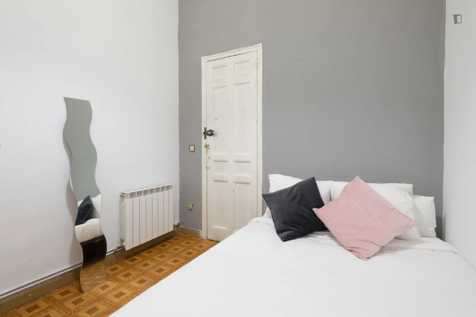 Chambre abordable pour les étudiants avec un bon éclairage dans 