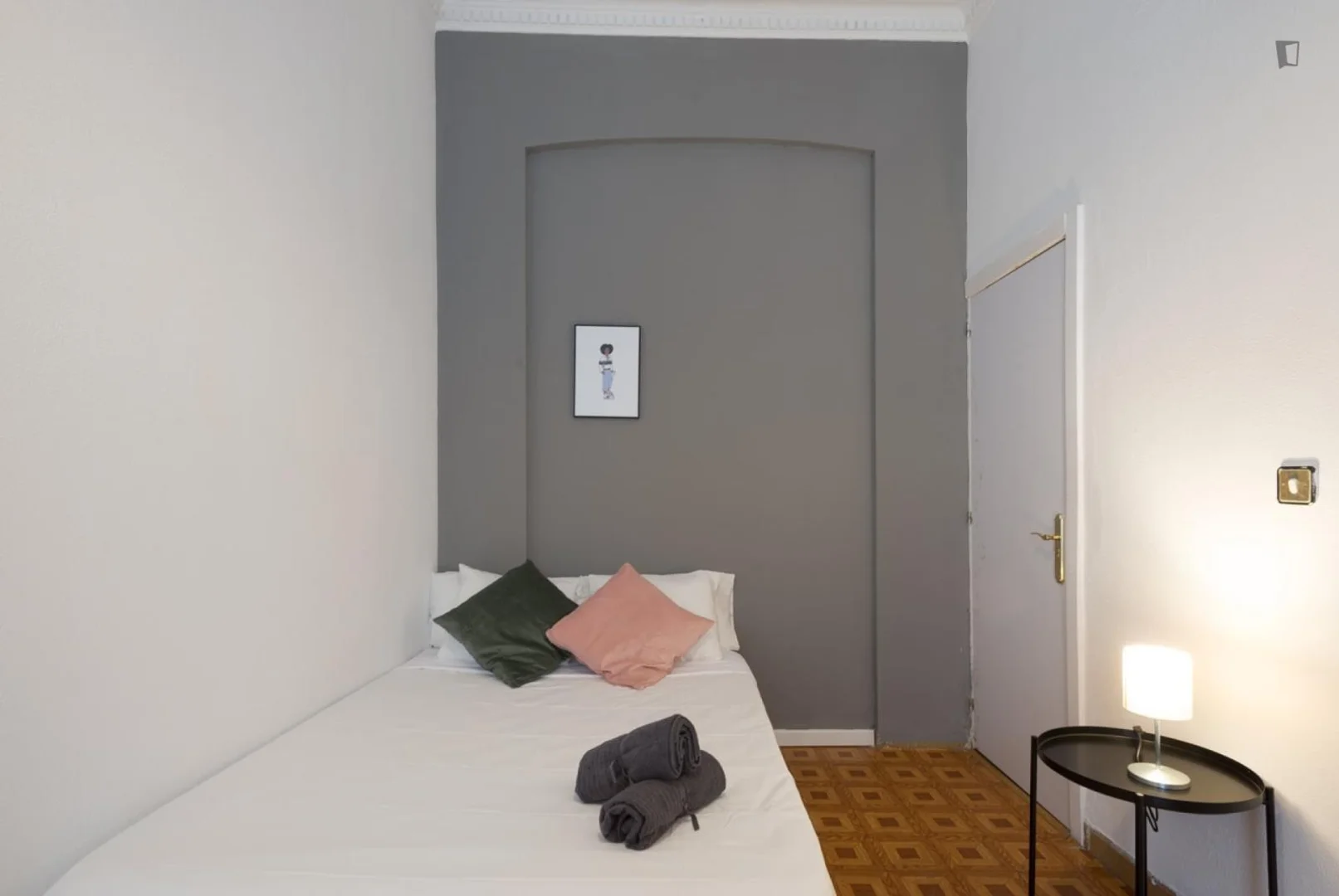 Chambre d'étudiant à  avec espace d'étude et installations communes
