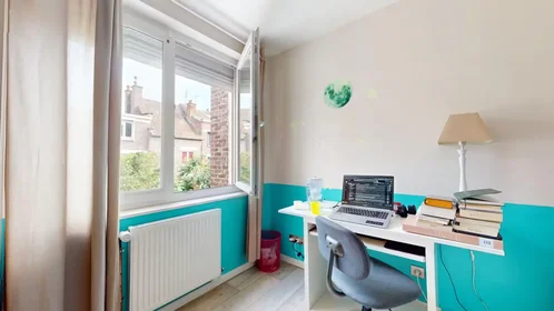 Private room at Rue Jean-Jacques Rousseau, Hellemmes-Lille, image 2 of 10