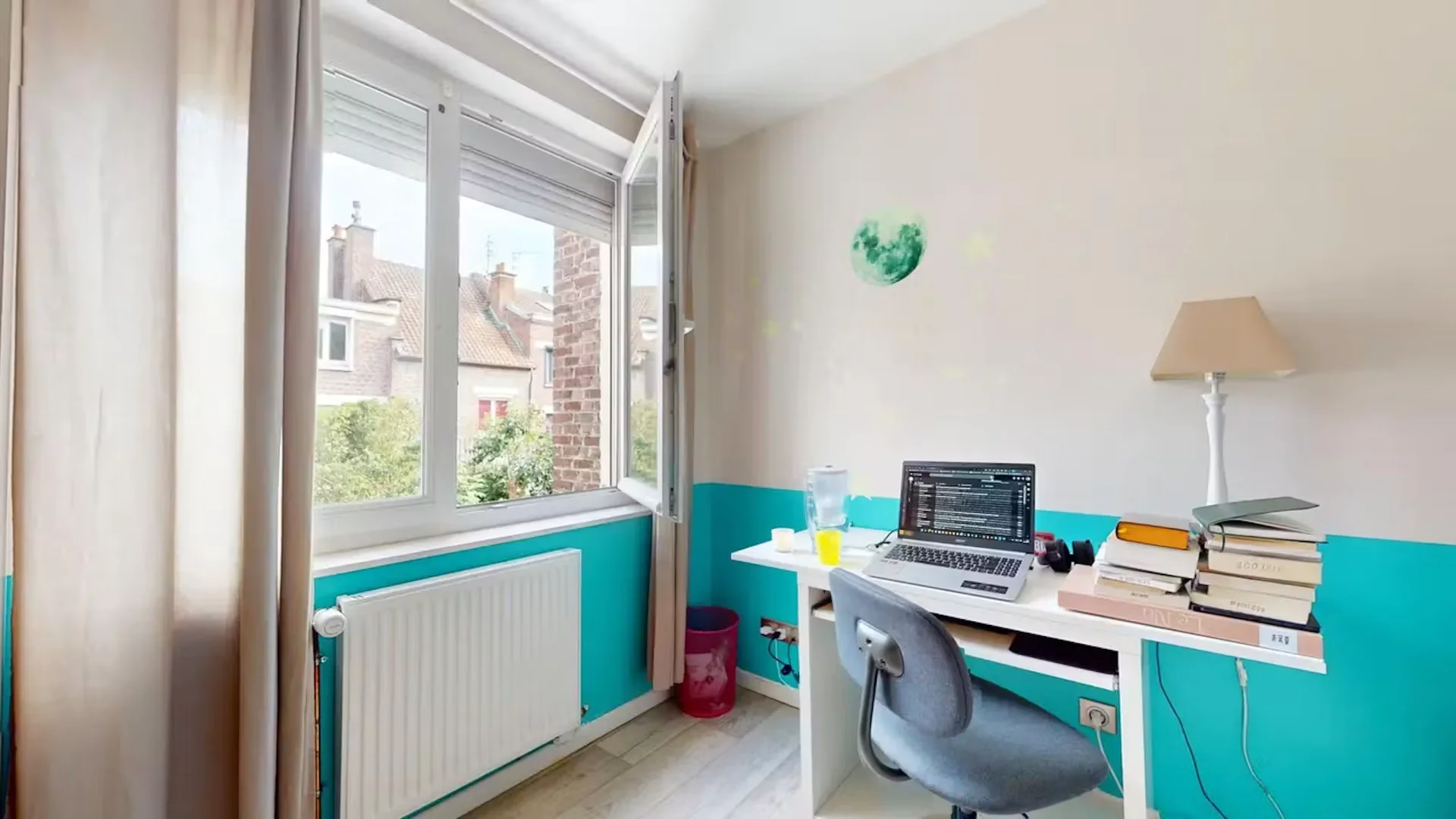 Student-friendly room in  with modern amenities