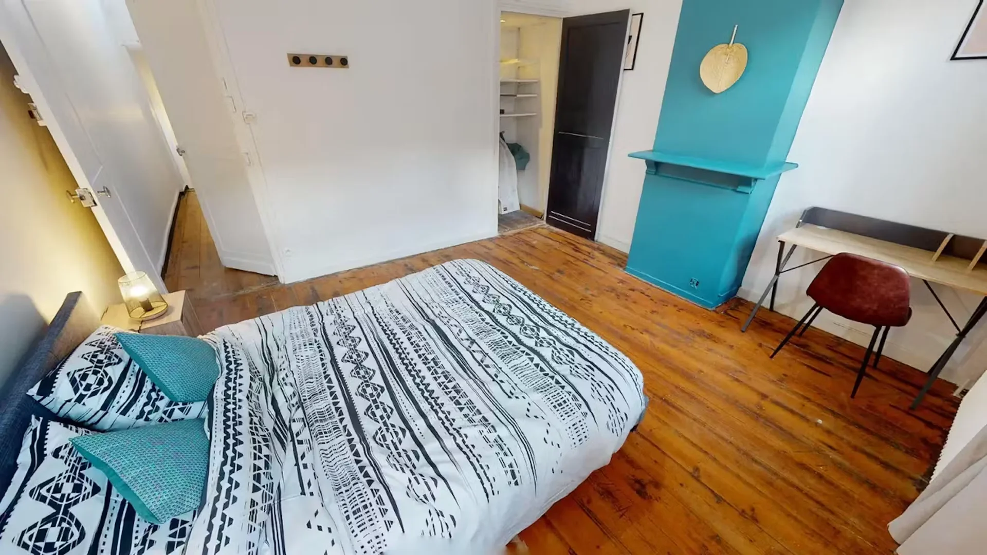 Chambre d'étudiant lumineuse et aérée avec accès facile à l'université dans