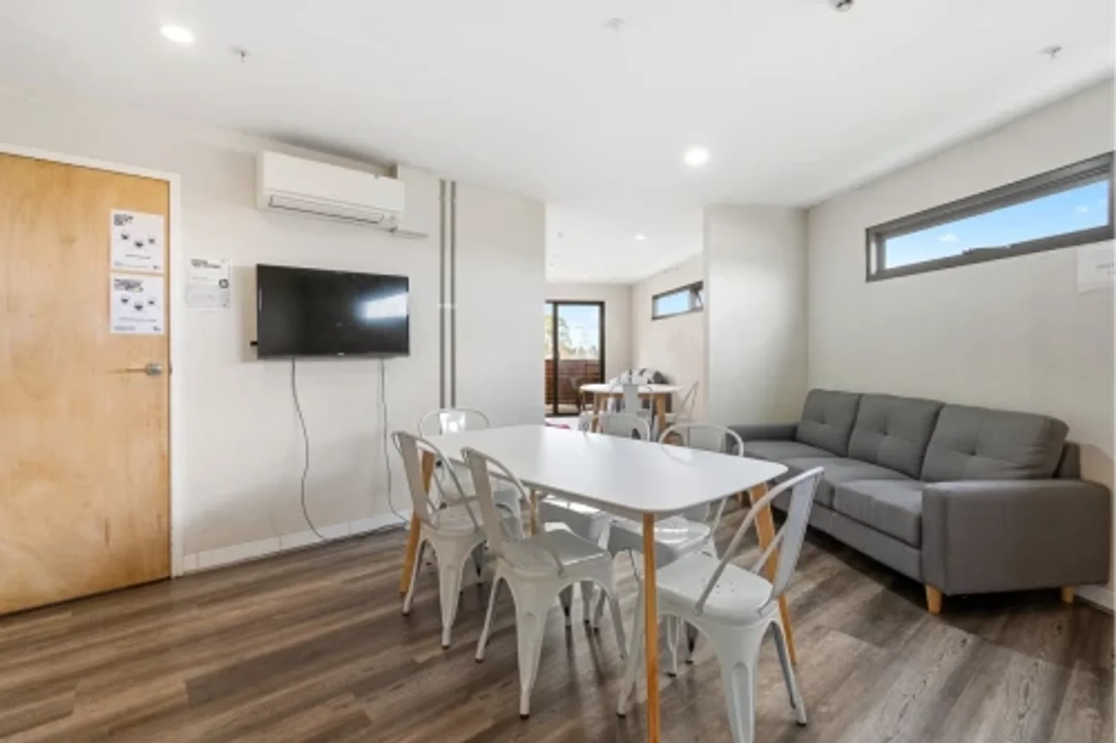 Habitación estudiantil luminosa y aireada con fácil acceso a la universidad en 