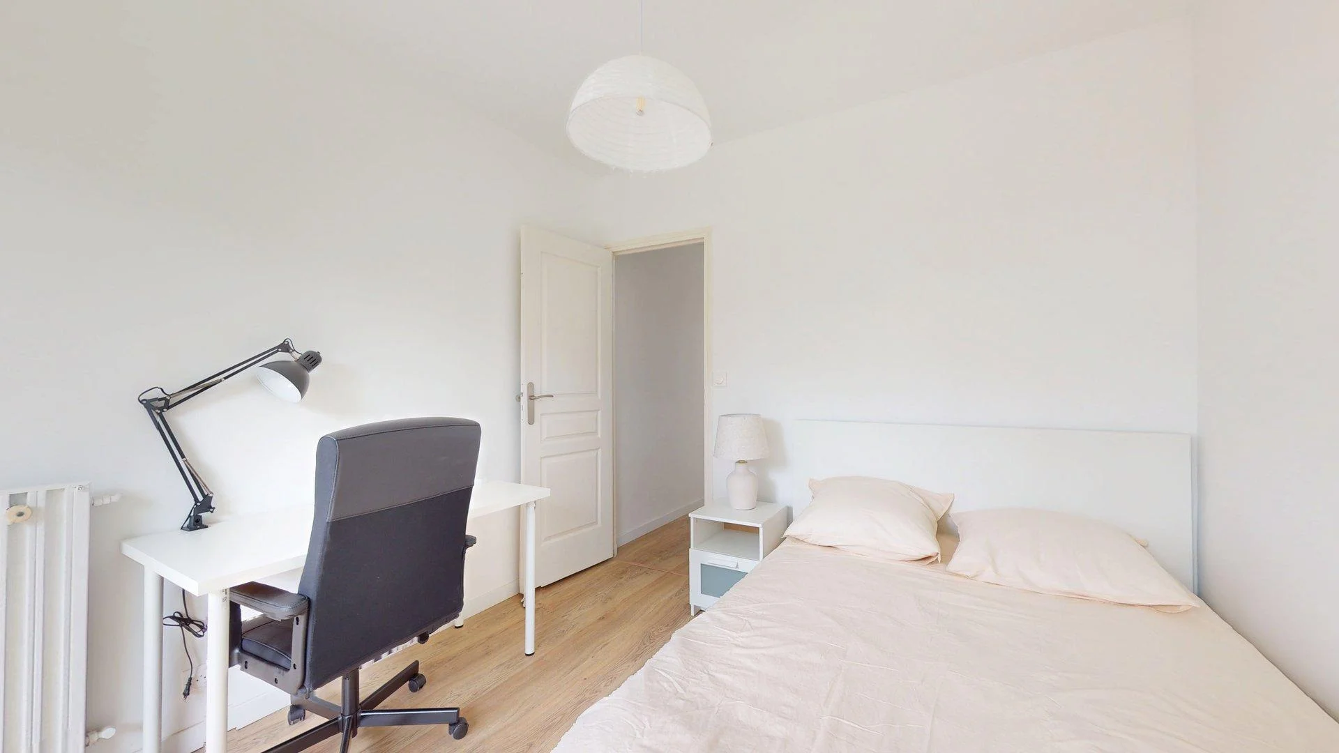 Quarto de estudante económico com localização conveniente em 