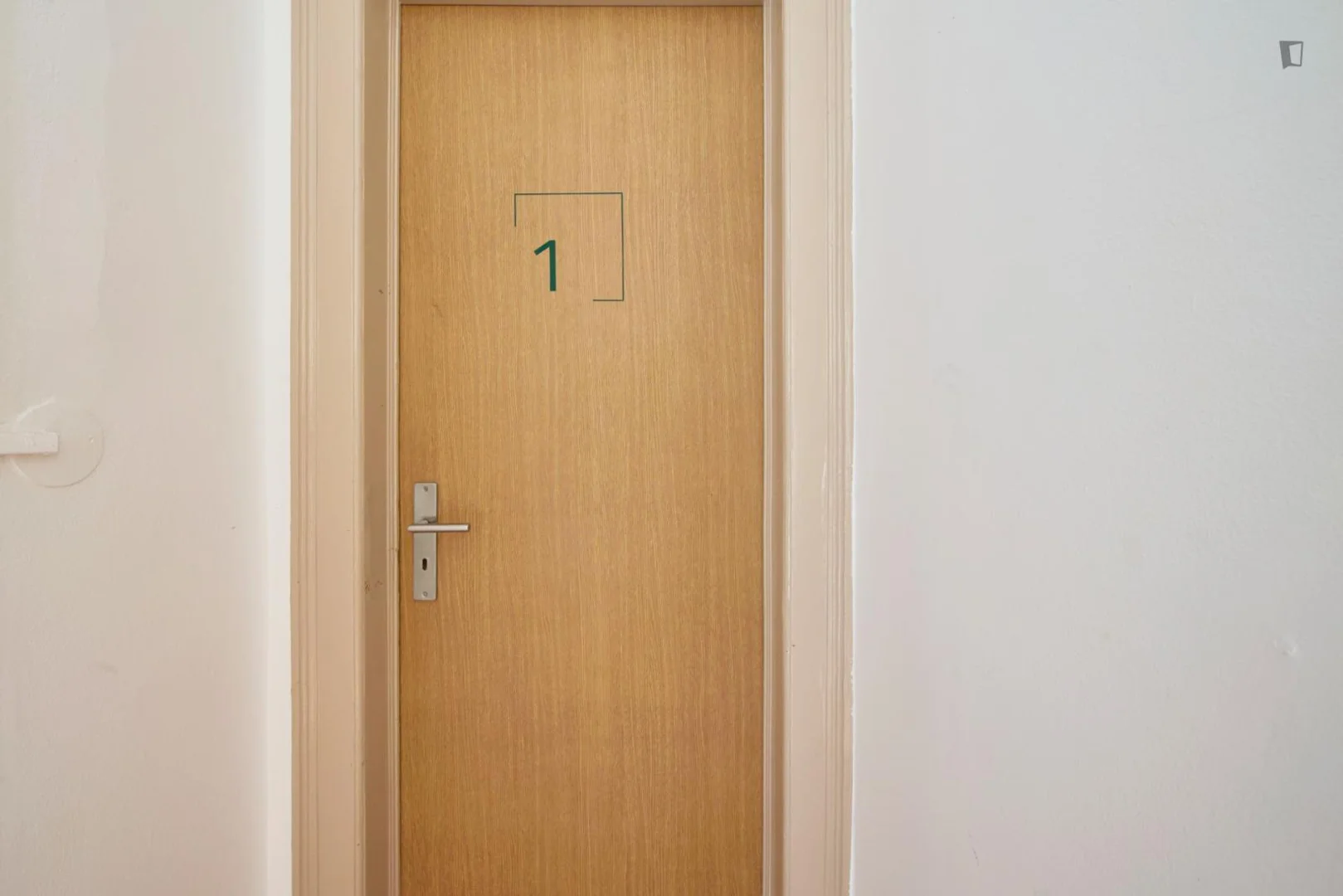 'da üniversiteye kolay erişime sahip aydınlık ve havadar öğrenci odası