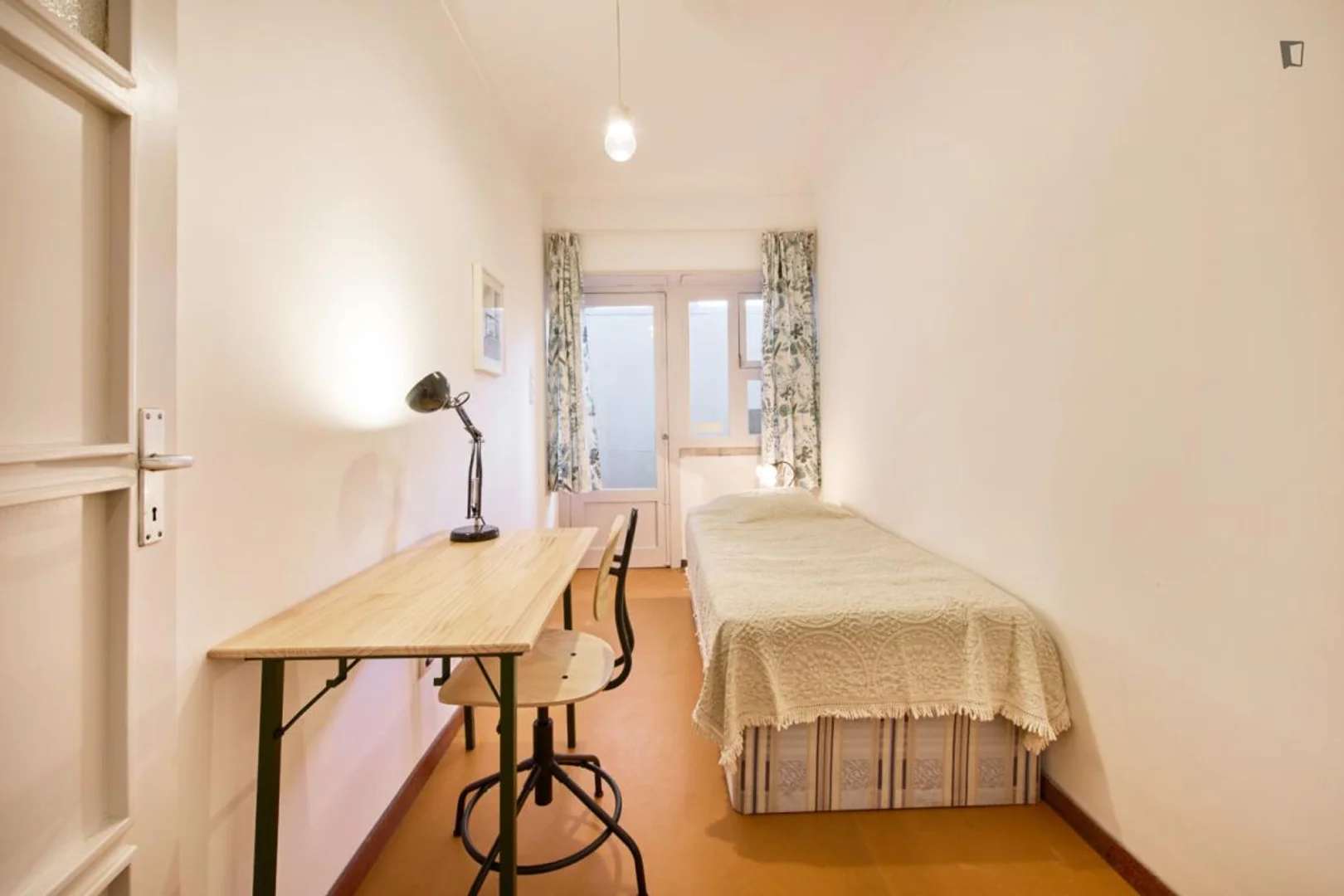 Quarto de estudante em  com área de estudo e instalações partilhadas
