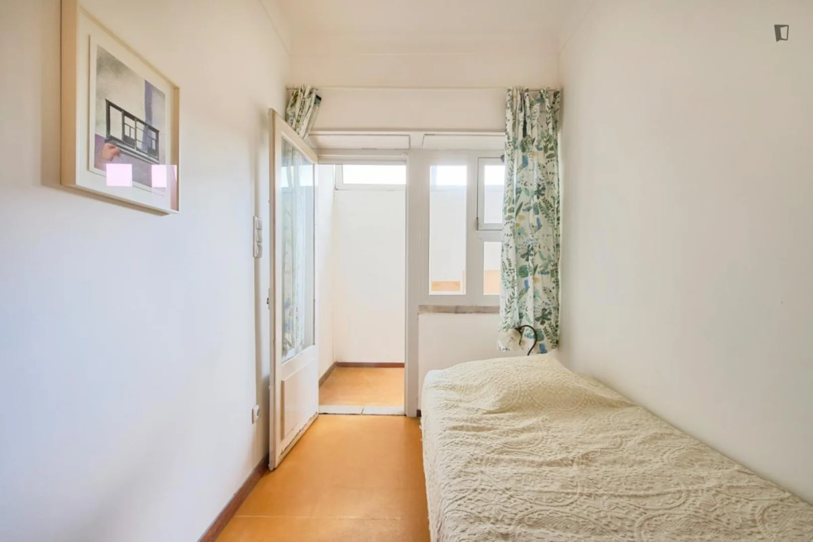 Quarto de estudante luminoso e arejado com acesso fácil à universidade em 