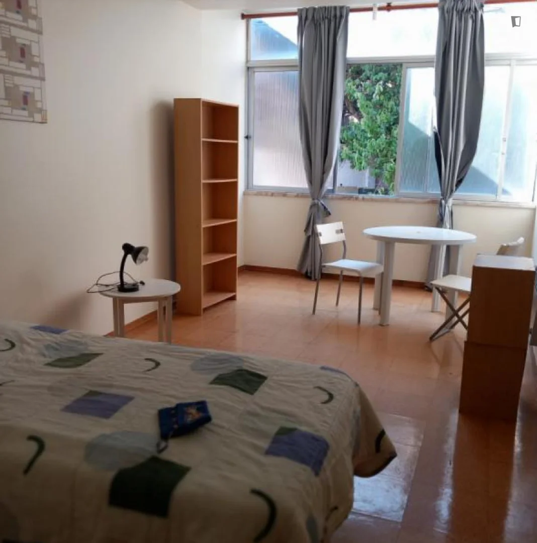 Funktionelles Studentenzimmer perfekt zum Studieren in