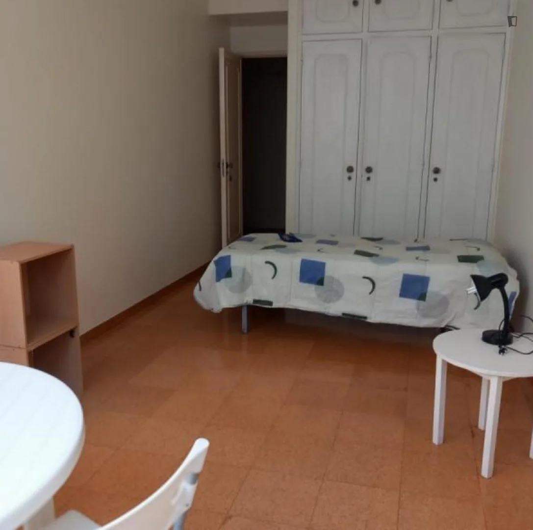 Zimmer in Studentenwohnung in zu vermieten, voll möbliert