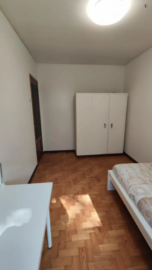 Bright and airy student room with easy university access in 