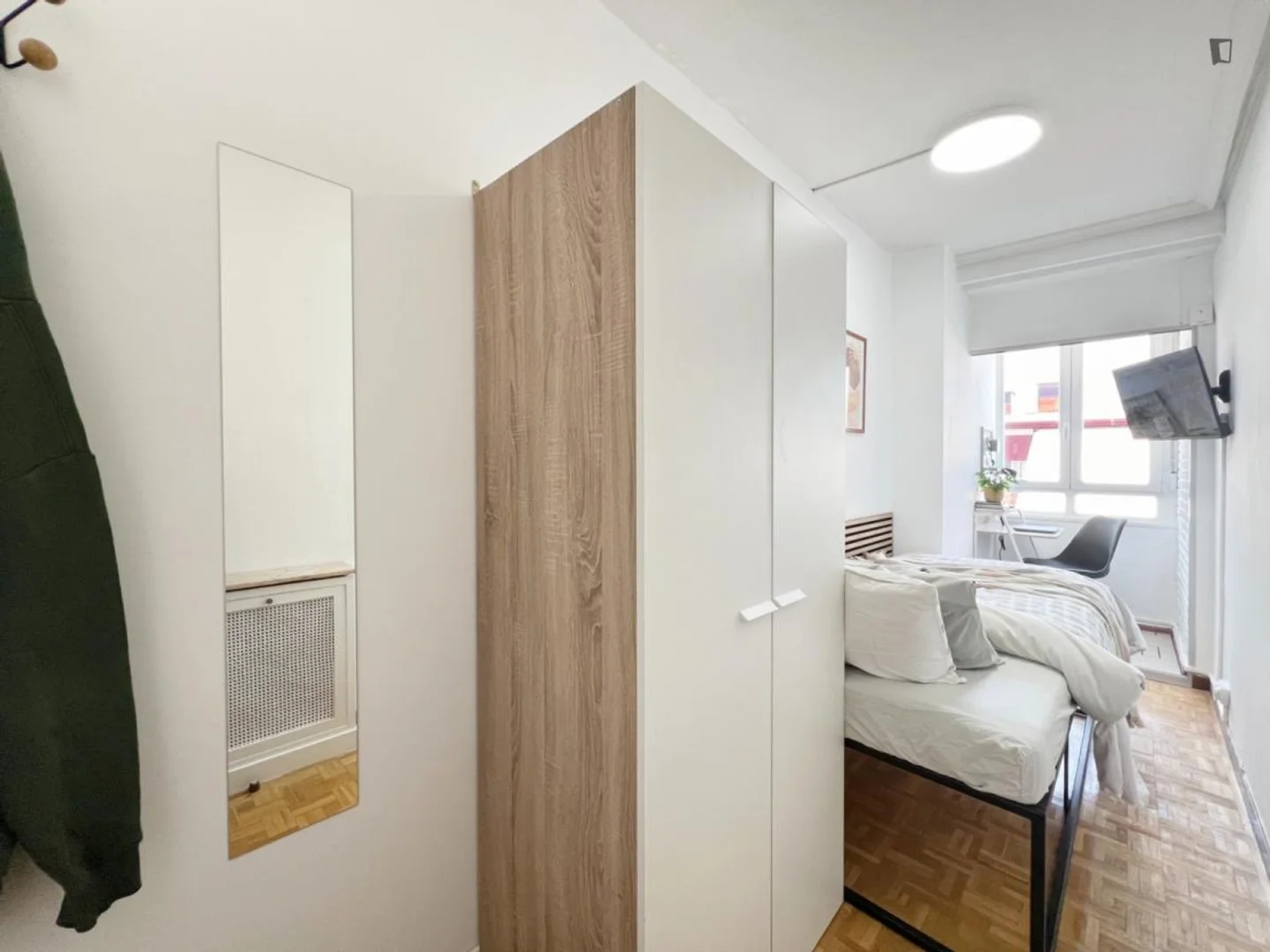 Chambre d'étudiant à  avec espace d'étude et installations communes