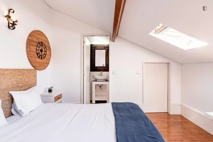 Entire apartment at Rua do Almada, image 18 of 20