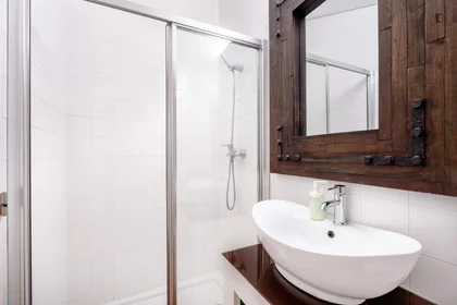 Entire apartment at Rua do Almada, image 19 of 20