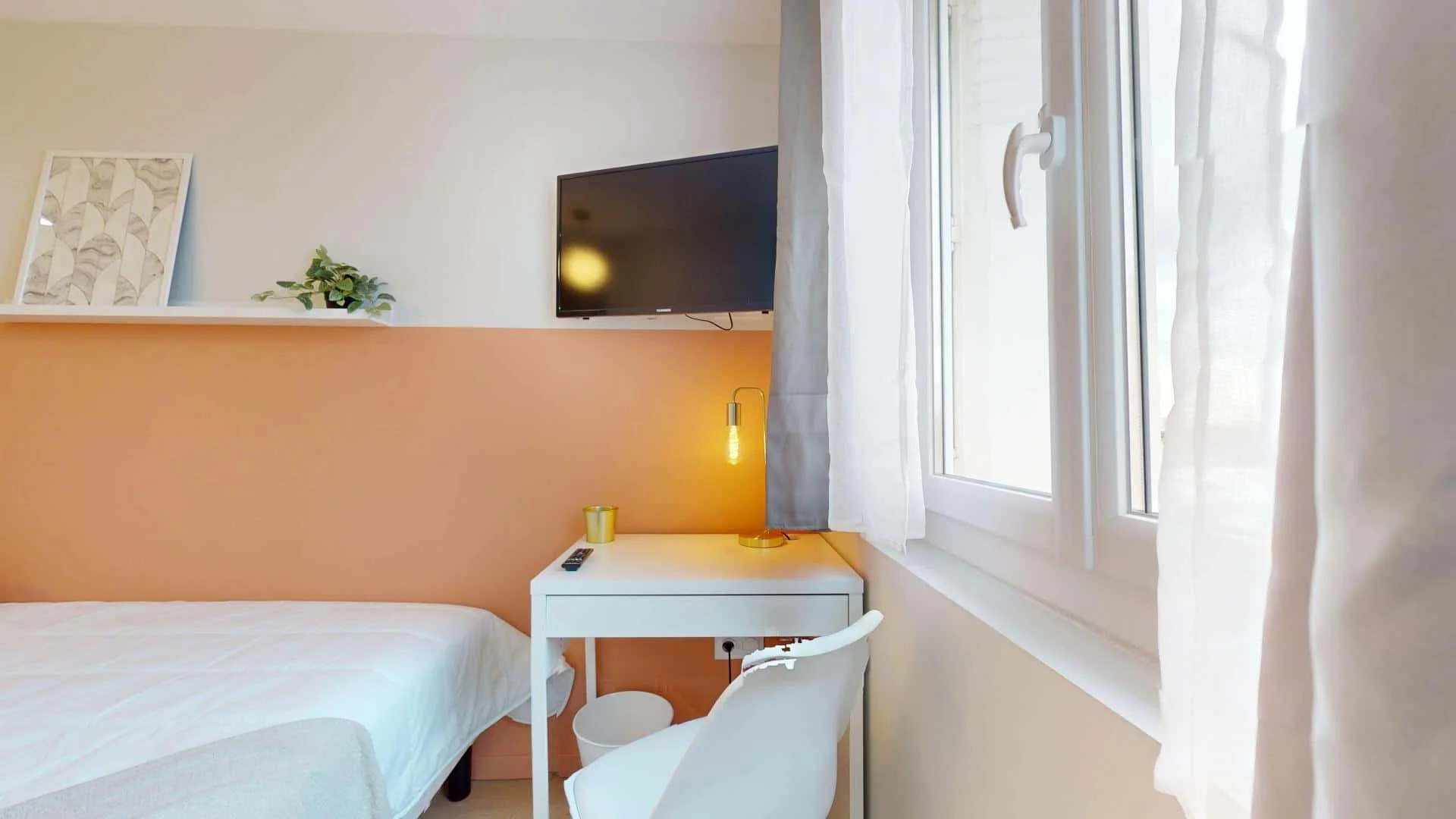 Student-friendly room in  with modern amenities