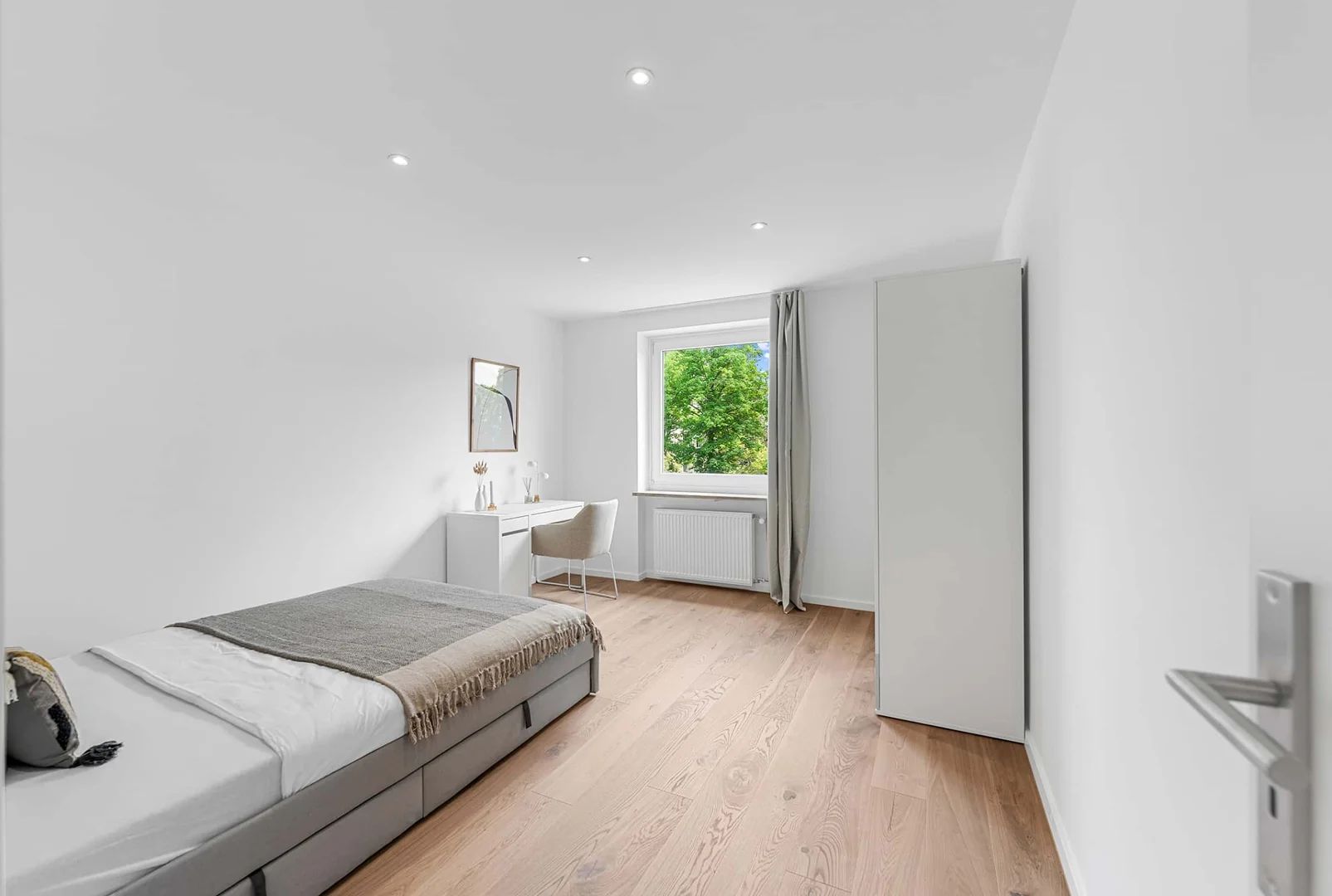 Habitación estudiantil amplia y cómoda en 
