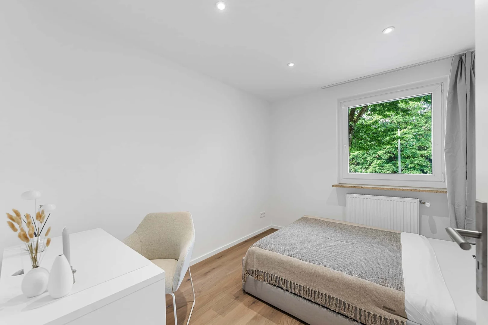 Habitación estudiantil funcional perfecta para estudiar en 