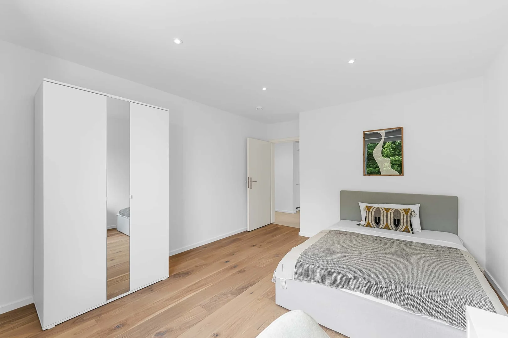 Habitación estudiantil funcional perfecta para estudiar en 