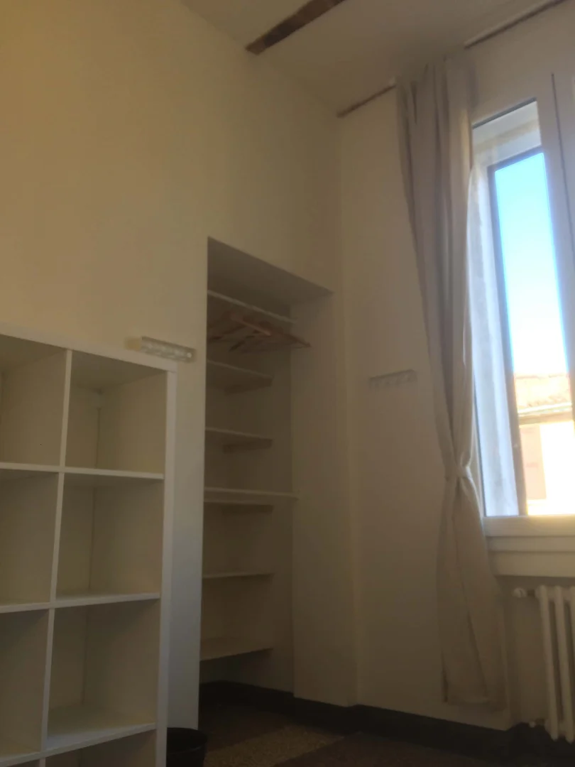 Chambre d'étudiant lumineuse et aérée avec accès facile à l'université dans