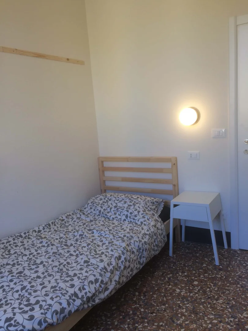 Chambre d'étudiant bon marché à proximité du campus dans