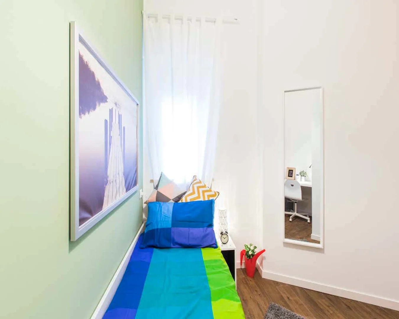 Bright and airy student room with easy university access in 