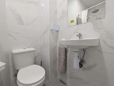 Chambre privée à C. de Tucán, 11, bajo, 1, Carabanchel, 28025 Madrid, Spain, image 2 de 14