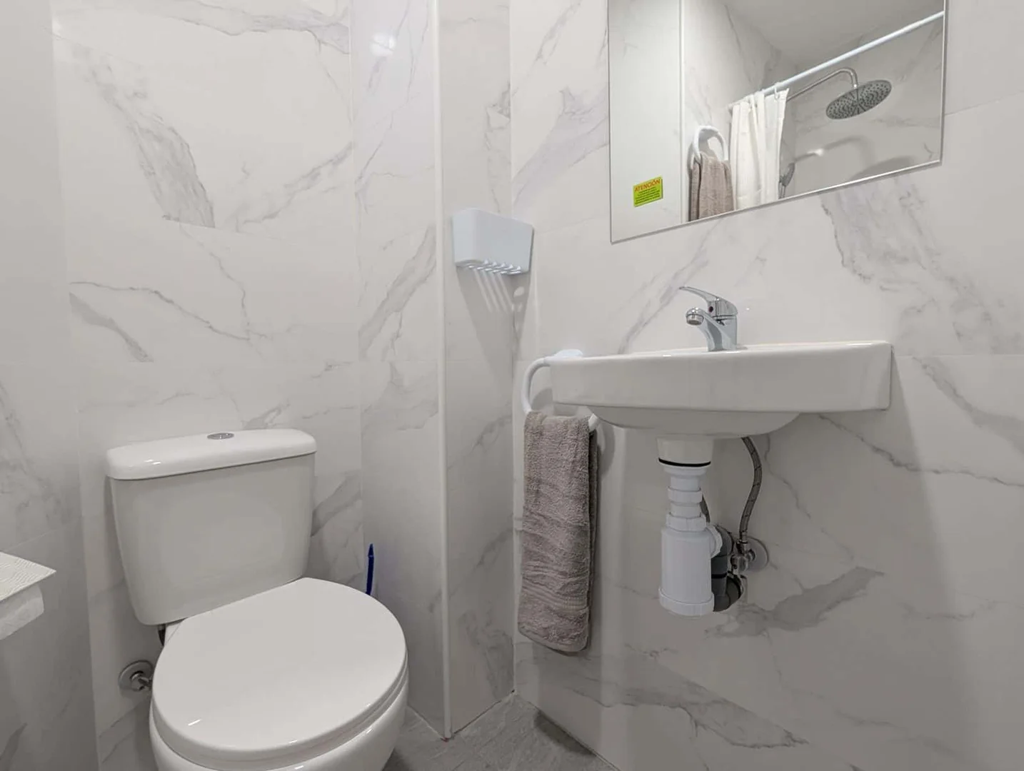 Chambre d'étudiant à avec espace d'étude et installations communes