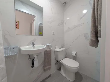 Chambre privée à C. de Tucán, 11, bajo, 1, Carabanchel, 28025 Madrid, Spain, image 2 de 13
