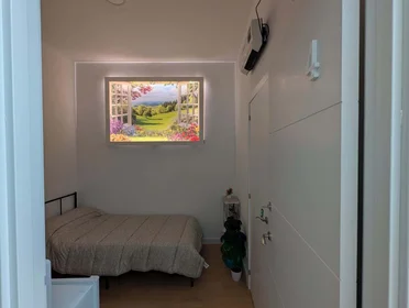 Chambre privée à C. de Tucán, 11, bajo, 1, Carabanchel, 28025 Madrid, Spain, image 1 de 14