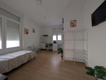 Chambre privée à C. de Tucán, 11, bajo, 1, Carabanchel, 28025 Madrid, Spain, image 1 de 18