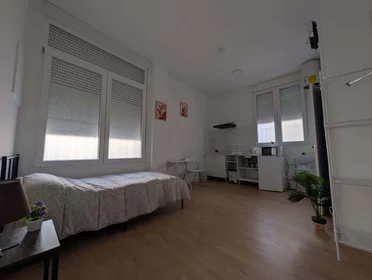 Chambre privée à C. de Tucán, 11, bajo, 1, Carabanchel, 28025 Madrid, Spain, image 2 de 18