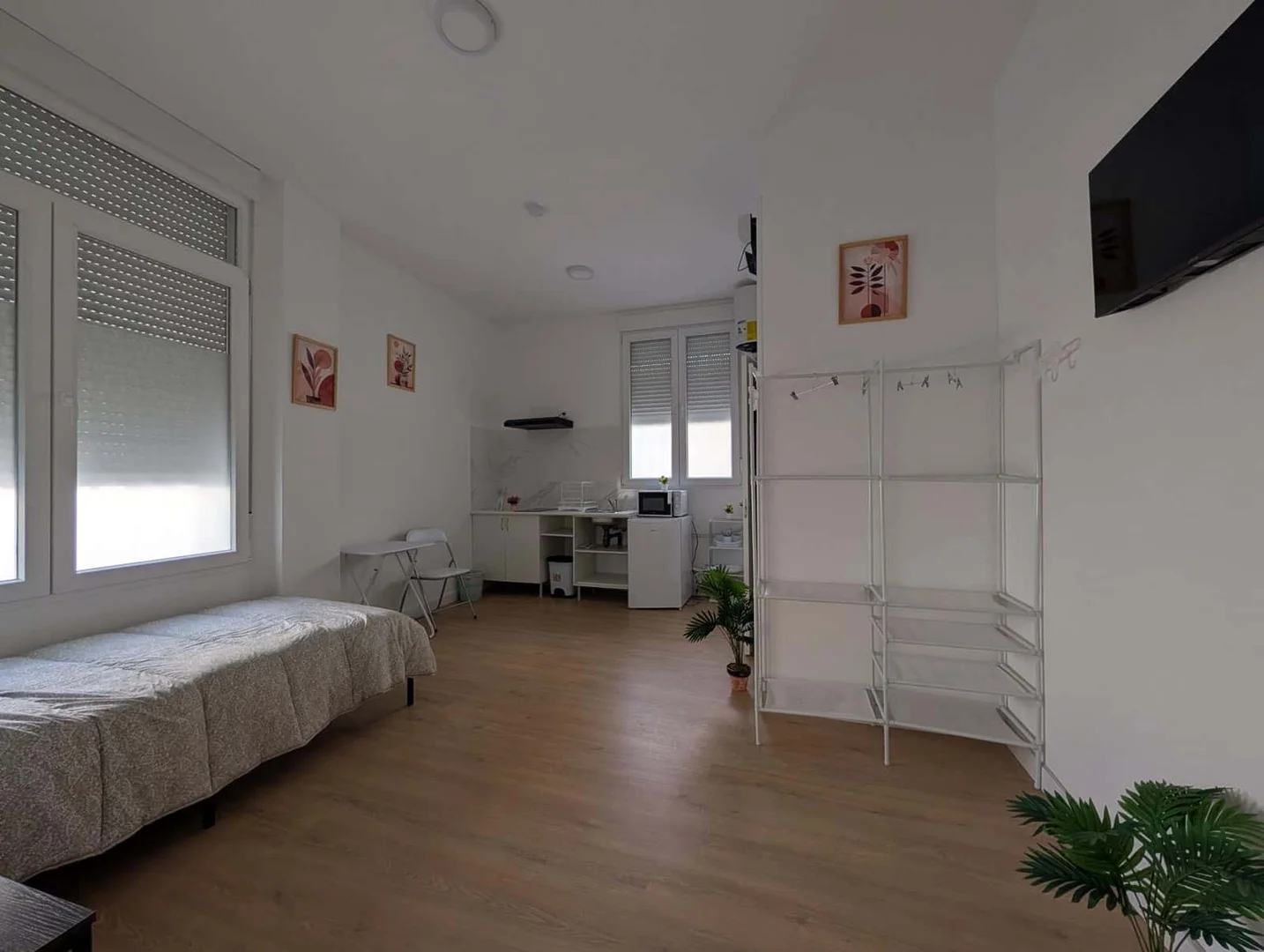 Chambre d'étudiant à  avec espace d'étude et installations communes