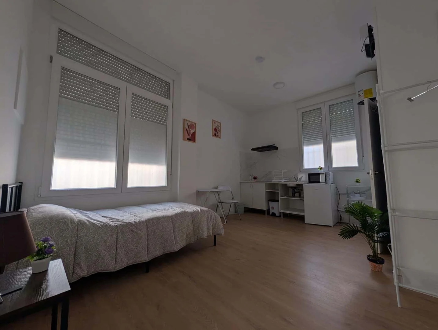 Chambre d'étudiant à  avec espace d'étude et installations communes