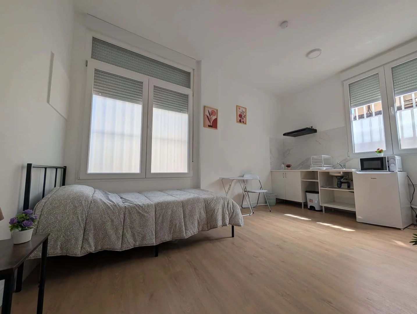 Chambre d'étudiant à  avec espace d'étude et installations communes