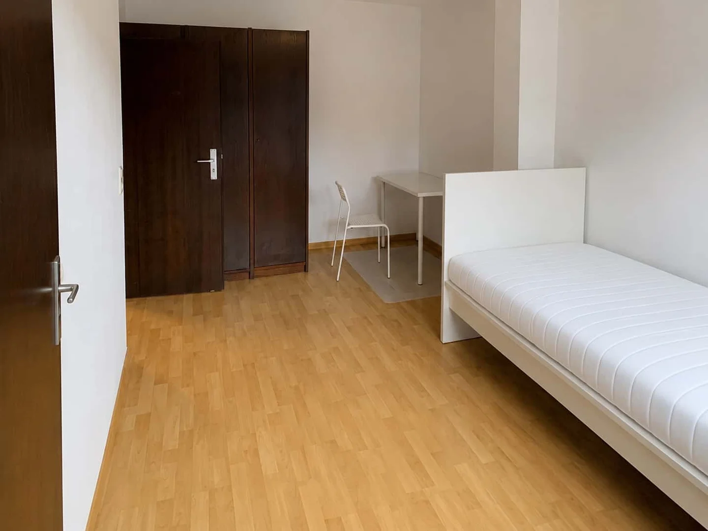 Quarto de estudante confortável e espaçoso em