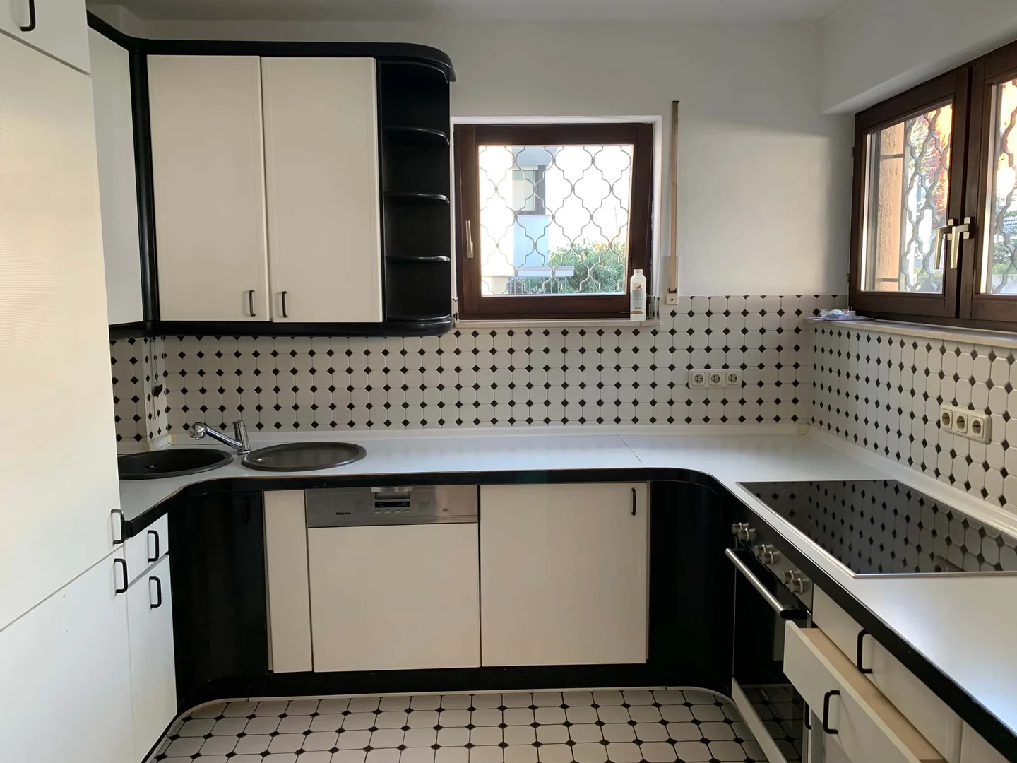 Quarto acessível para estudantes com iluminação ampla em