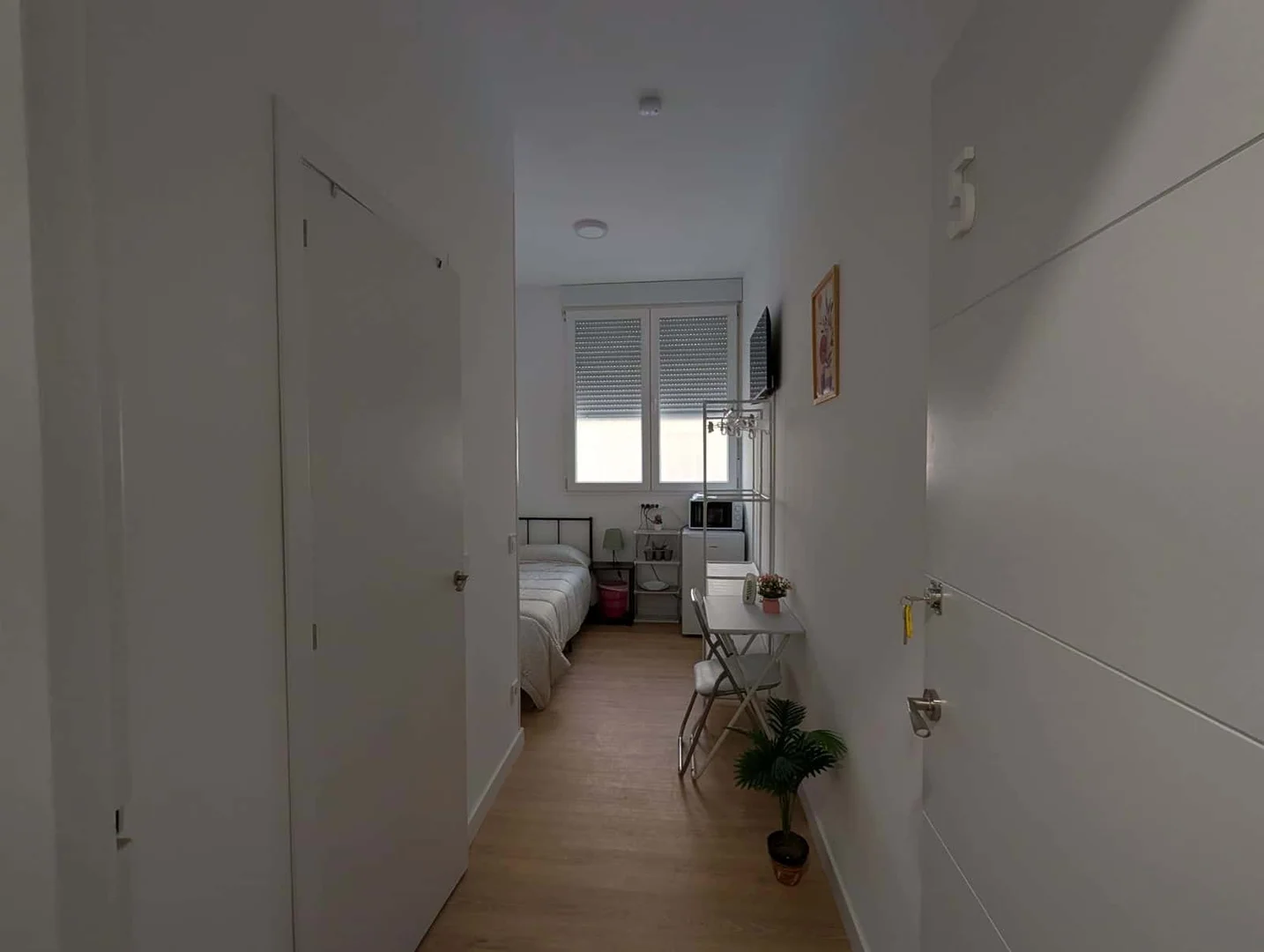 Chambre d'étudiant lumineuse et aérée avec accès facile à l'université dans 